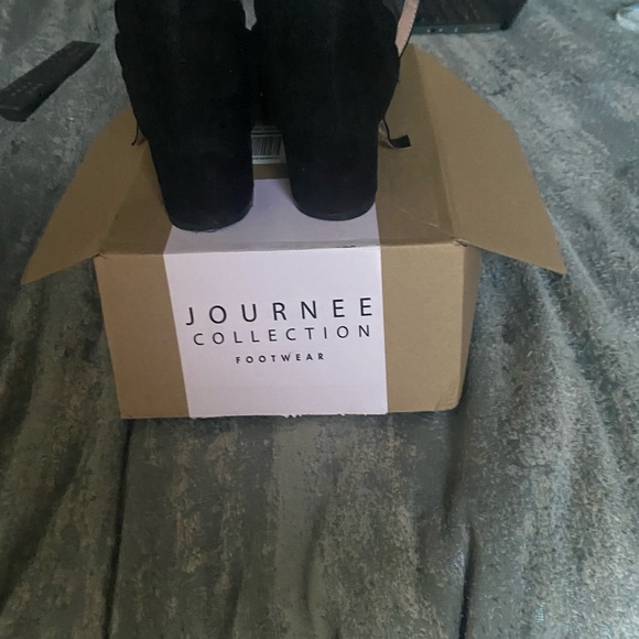 Slightly used black suede shoe - Picture 4 of 4